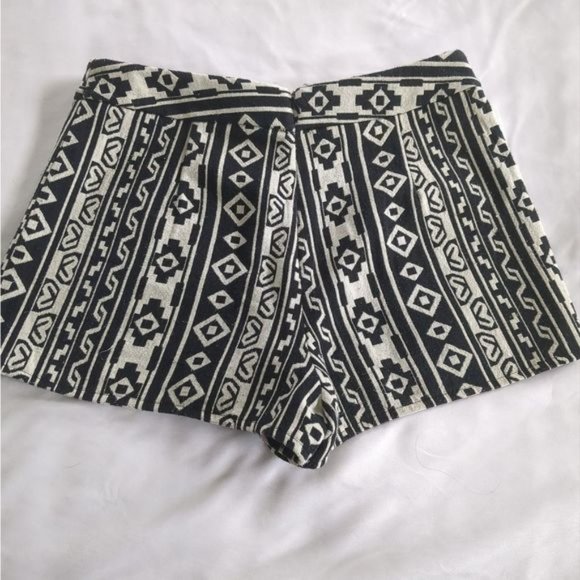 Forever 21 Black and White Aztec Geometric print boho short shorts size M - Picture 4 of 7